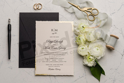 Imagine Invitatii nunta 9192 cu colțuri aurii și plic negru elegant