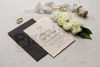 Imagine Invitatii nunta 9192 cu colțuri aurii și plic negru elegant
